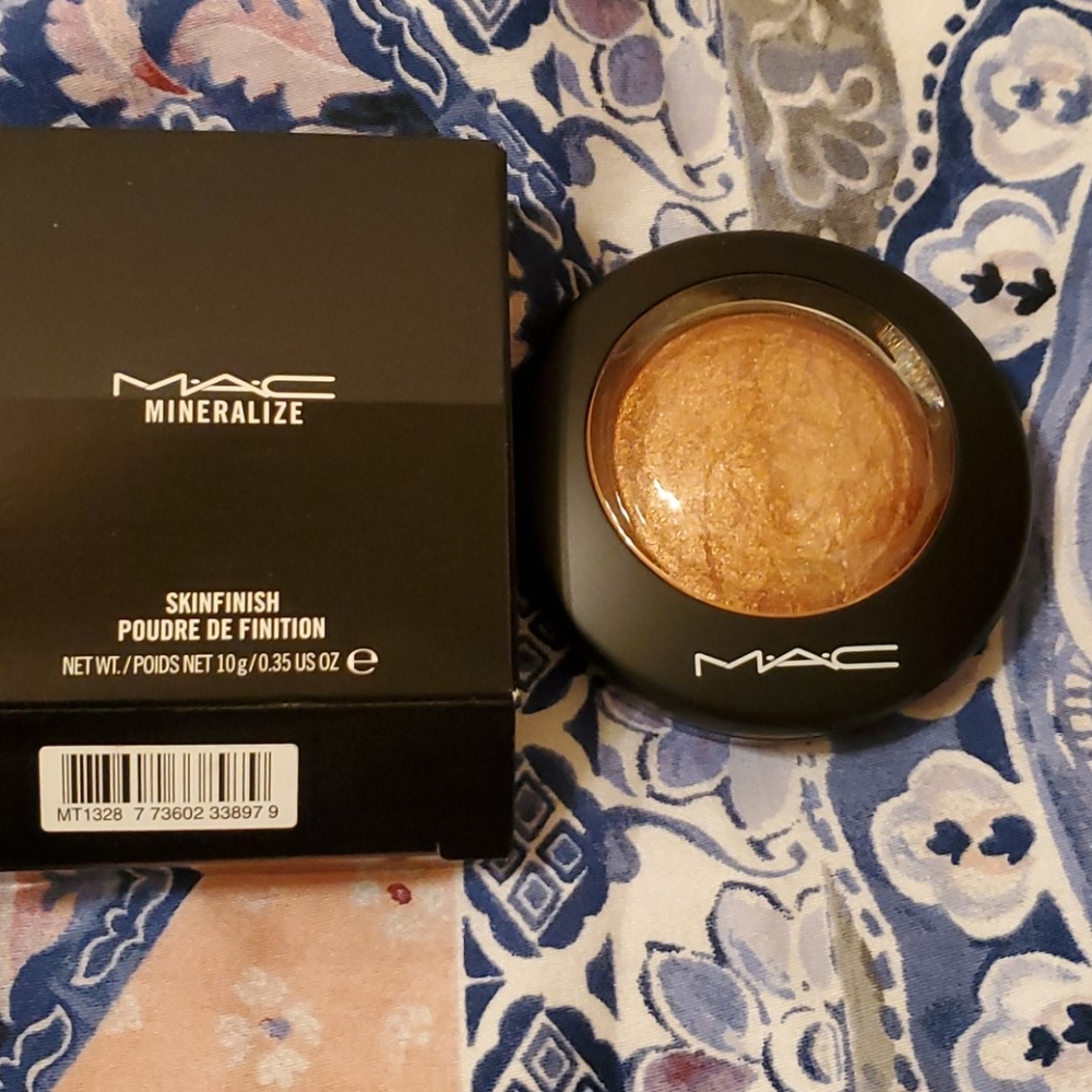For sale New Mac mineralize skin finish  in color